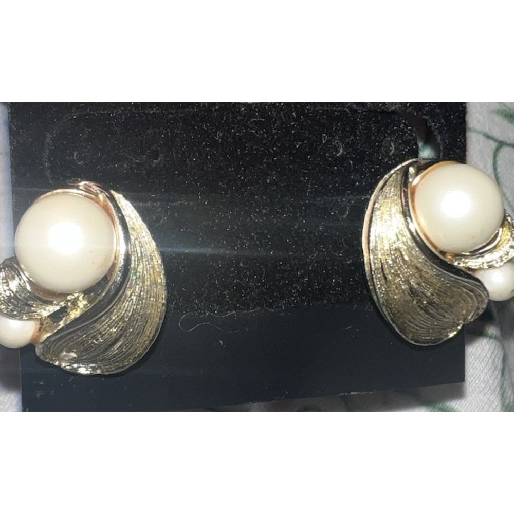 Lisner clip on earrings Gold tone Faux Pearl‎ Vintage